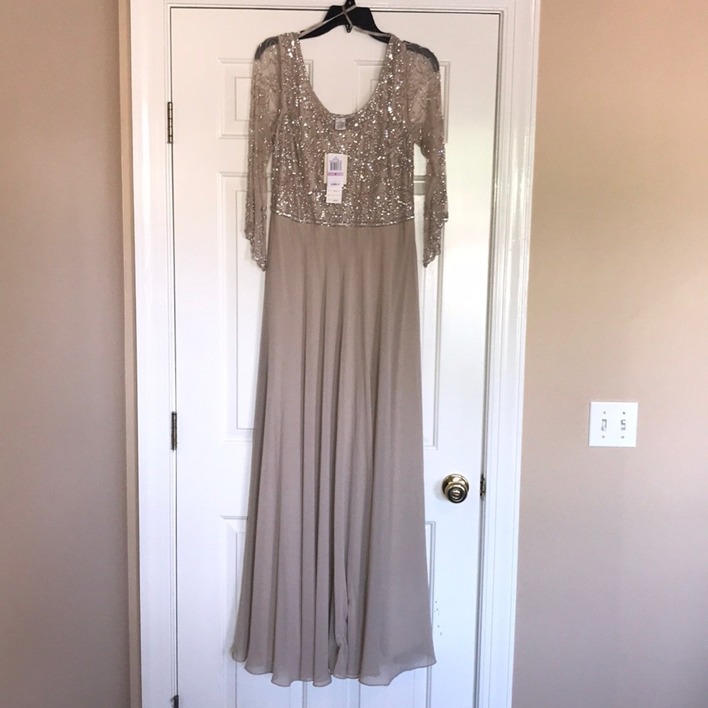 Jkara evening gown - size 6 - new never worn
